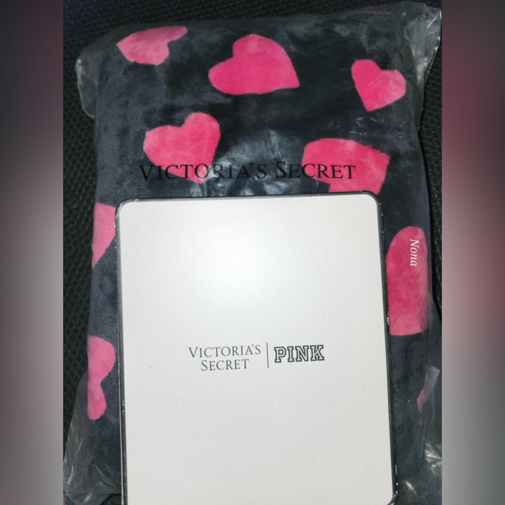 Victoria Secret Heart Blanket NIP - Picture 3 of 3